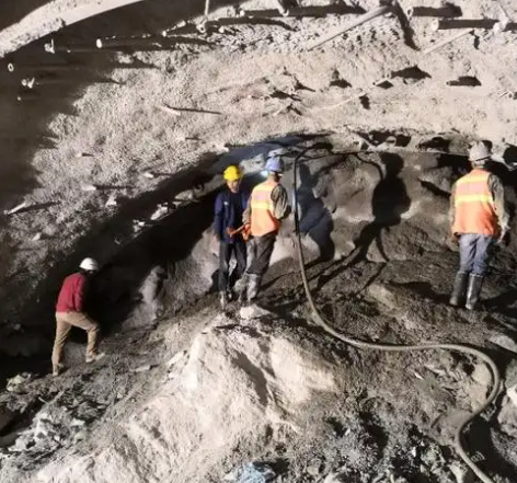 嘉黎拱顶带模注浆料的施工流程及注意事项